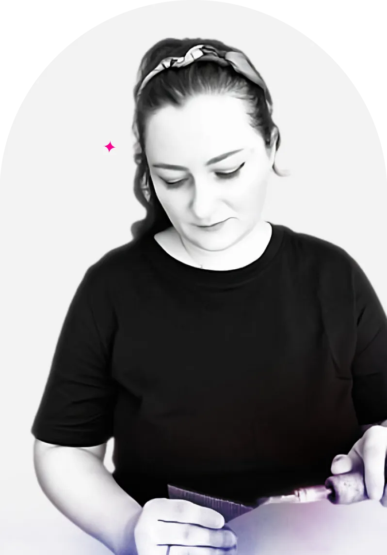 Louise Ivanoff au travail dans son atelier