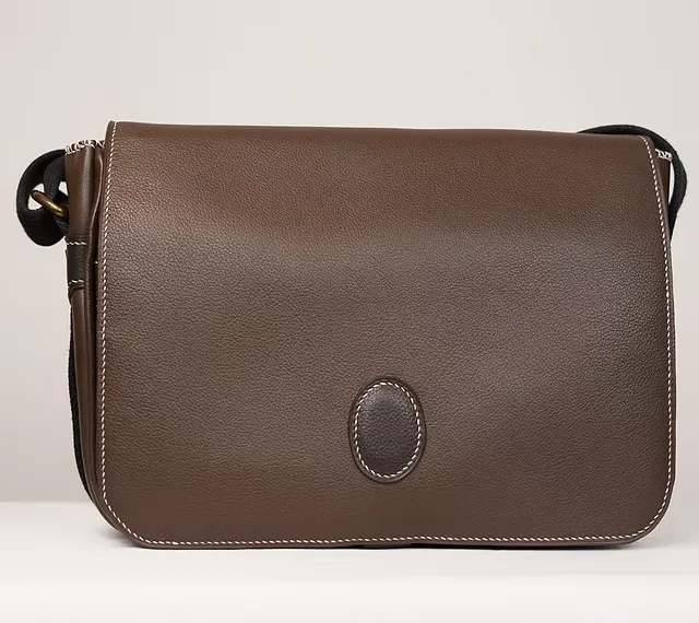 Sac Anna — Vue de face, rabat fermé, maroquinerie Atelier Idéal