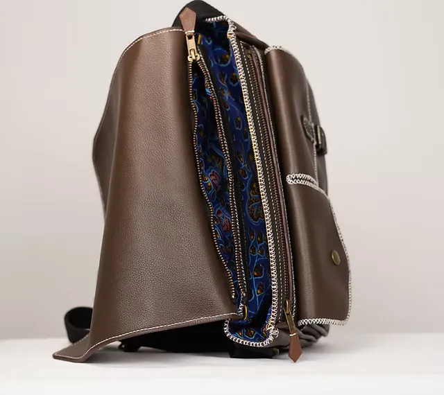 Sac Anna — Vue de l'intérieur du sac, poche du fond plaquée ouverte, maroquinerie Atelier Idéal