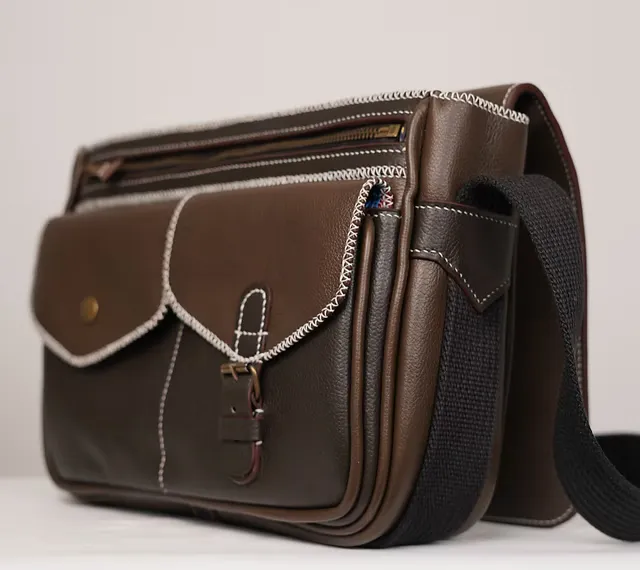 Sac Anna — Sous le rabat, vue de 3/4, maroquinerie Atelier Idéal