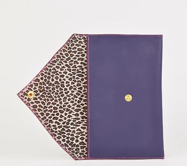 Pochette Benoite — Vue de côté, ouverte, maroquinerie Atelier Idéal