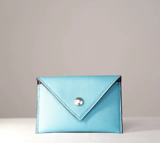 Pochette Porte-cartes Benoite — Variation avec poche arrière, vue de face, maroquinerie Atelier Idéal