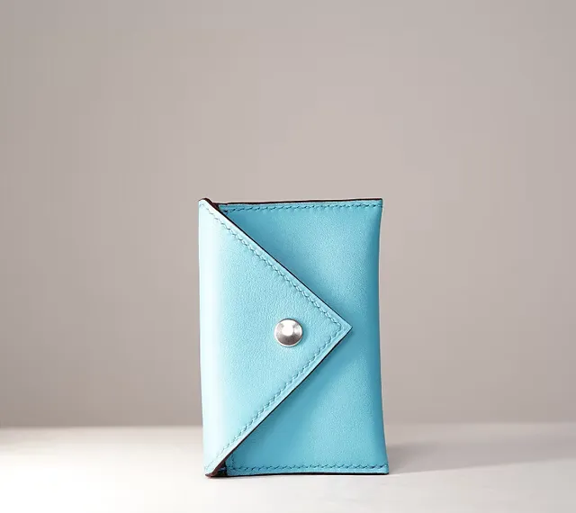 Pochette Porte-cartes Benoite — Variation avec poche arrière, vue de côté, maroquinerie Atelier Idéal