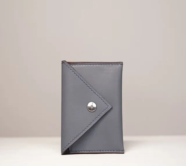 Pochette Porte-cartes Benoite — Variation avec poche arrière, vue de côté, maroquinerie Atelier Idéal