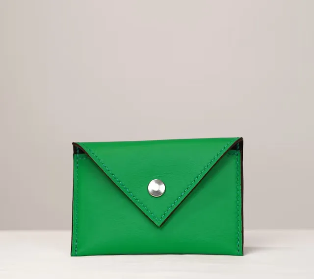 Pochette Porte-cartes Benoite — Variation avec poche arrière, vue de face, maroquinerie Atelier Idéal