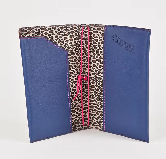 Couverture de carnet Claire — Vue de face, ouverte, couverture prévue pour contenir des carnets de taille A5, maroquinerie Atelier Idéal