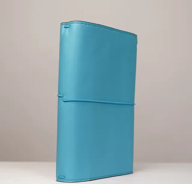 Couverture de carnet Claire — Vue de 3/4, couverture prévue pour contenir des carnets de taille A5, maroquinerie Atelier Idéal