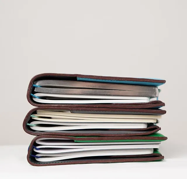 Couvertures de carnet Claire — Vue de 3/4, couvertures prévues pour contenir des carnets de taille A5, maroquinerie Atelier Idéal