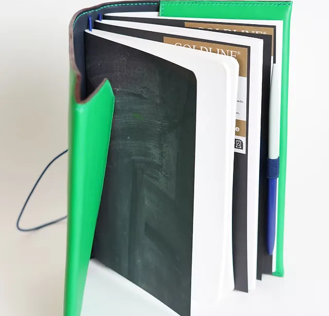 Couverture de carnet Claire — Vue de 3/4, ouverte, couverture prévue pour contenir des carnets de taille A5, maroquinerie Atelier Idéal