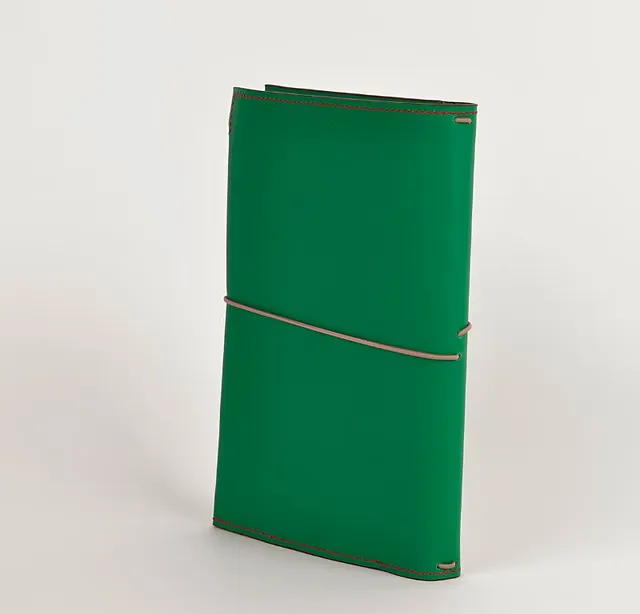 Couverture de carnet Claire — Vue de 3/4, couverture prévue pour contenir des carnets de taille A5, maroquinerie Atelier Idéal