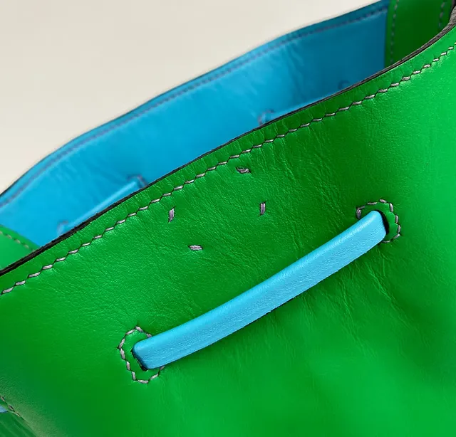 Sac Olympe — Vue de dos, zoom couture, maroquinerie Atelier Idéal