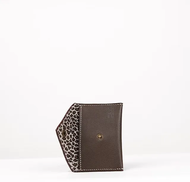 Pochette Porte-cartes Benoite — Vue de côté, poche ouverte, maroquinerie Atelier Idéal