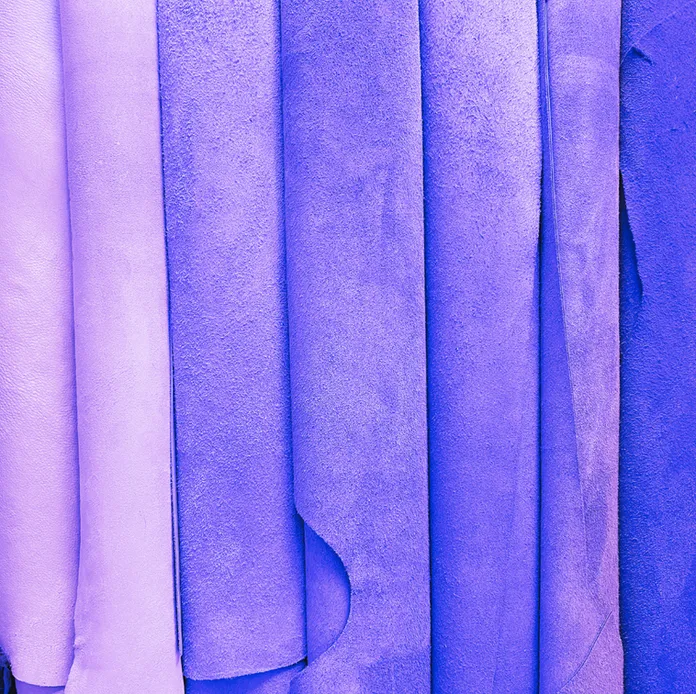 Rouleaux de cuir dans l'atelier, autre vue