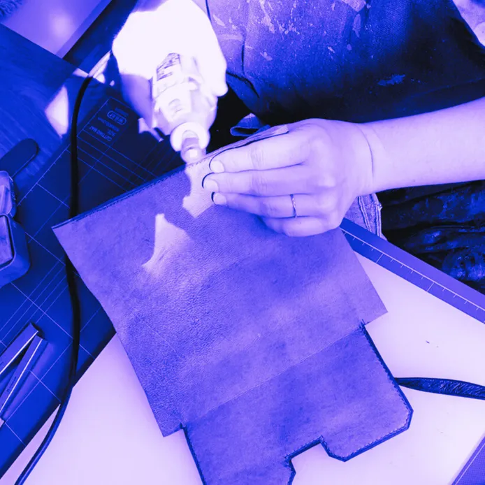Travail de la tranche d'une pièce de cuir avant astiquage